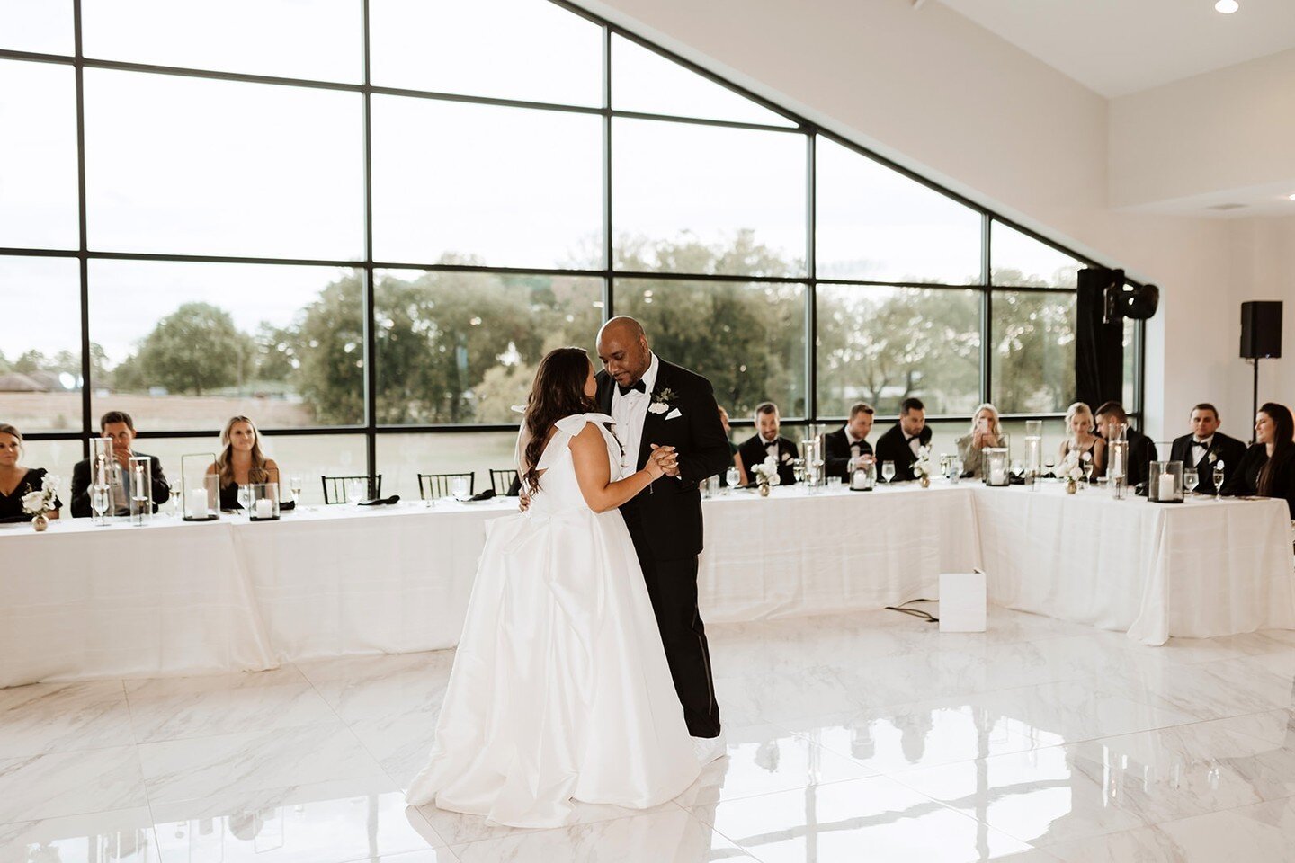 Those precious moments during your first dance where you can really soak it all in ✨�?�
�?�
Wedding Planner: @cocktailswithconfetti�?�
Photography: @kellyoconnorphotography�?�
Catering: @theposhaffair�?�
Cake: @cakesbyginahou�?�
Floral: @caliandbloom�?�
Venue: @th