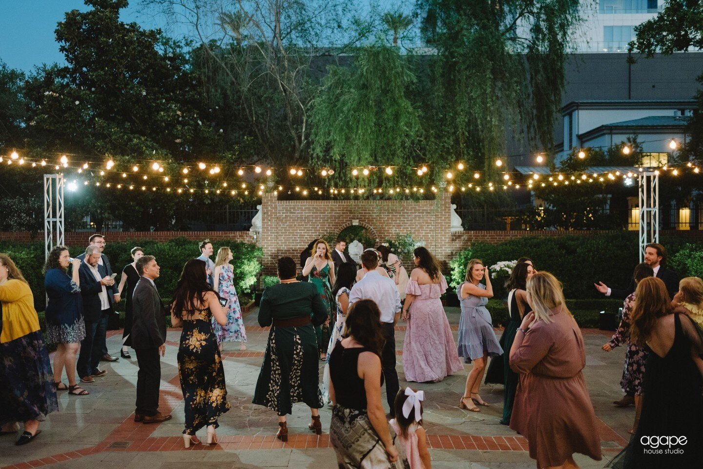 Looking to enhance an outdoor space at your private residence or wedding venue? ✨�?�
Add cafe lights!�?�
�?�
Venue | @riveroaksgardenclub�?�
Planning &amp; Design | @lncweddings�?�
Photography | @agapehousestudio�?�
Florals | @pineyrosefloral�?�
Catering + Dessert
